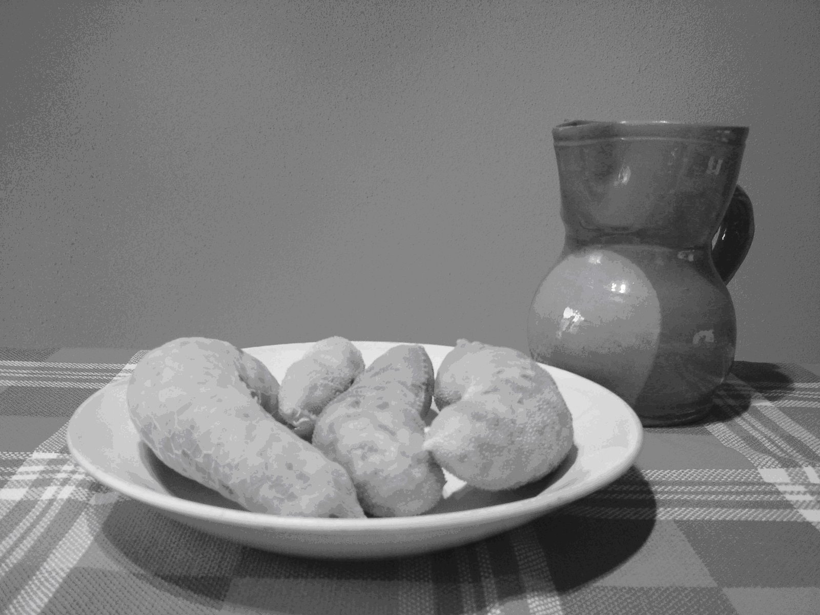 Manos rellenando y cosiendo chiretas en una cocina de pueblo
